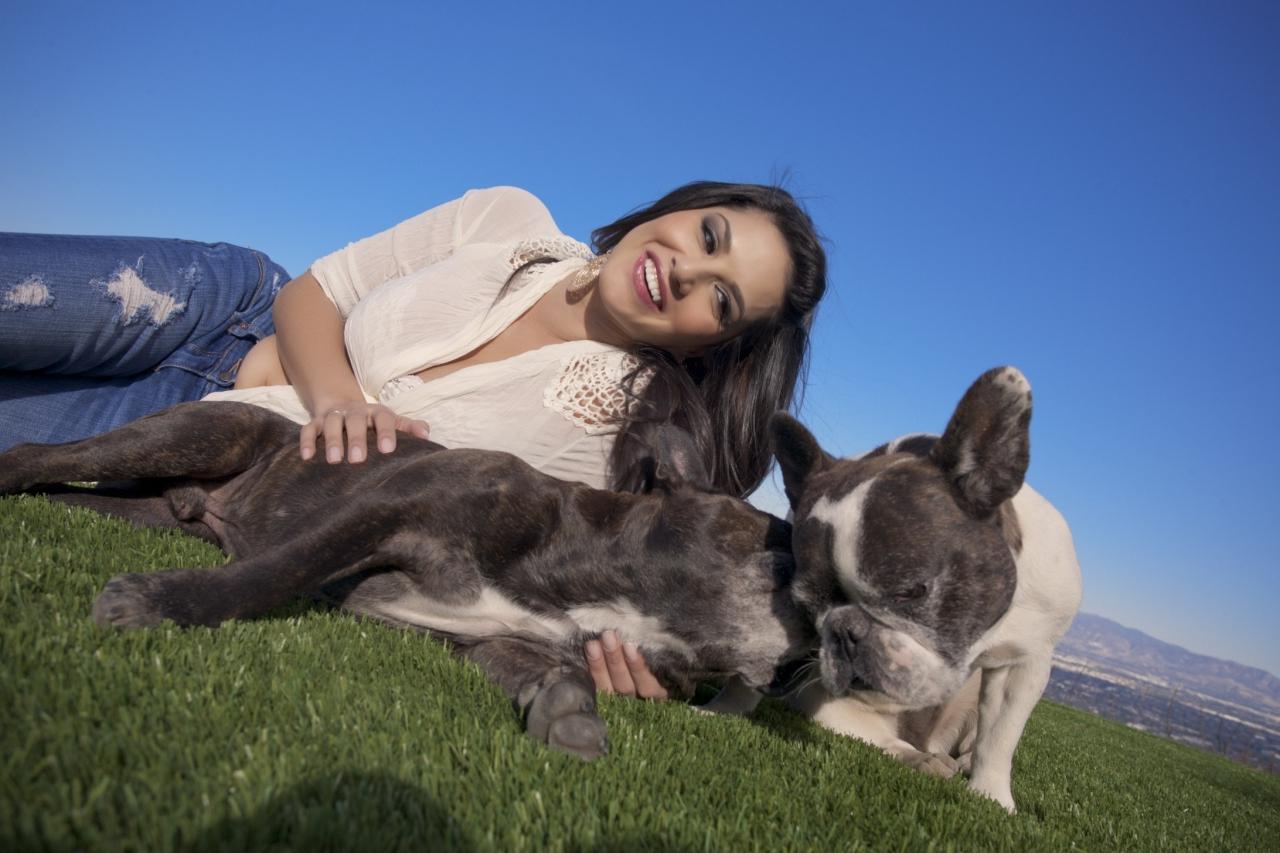 17P Boneca morena fofa e sexy Sunny Leone posa ao ar livre em jeans apertados