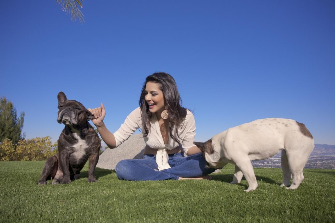 17P Boneca morena fofa e sexy Sunny Leone posa ao ar livre em jeans apertados
