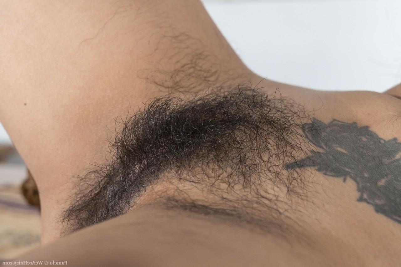 20P Die geile Amateurin Pamela entblößt ihre haarigen Achselhöhlen und ihre Muschi auf einem Tisch