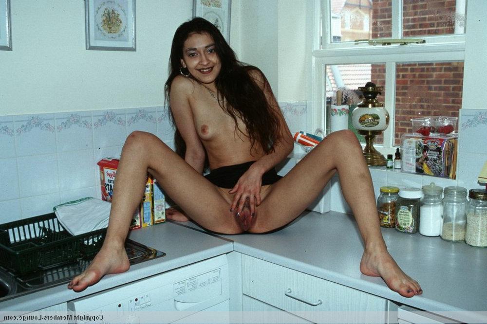 16P 痩せたインド人の女の子の指がキッチンカウンターの上でひったくりを広げる