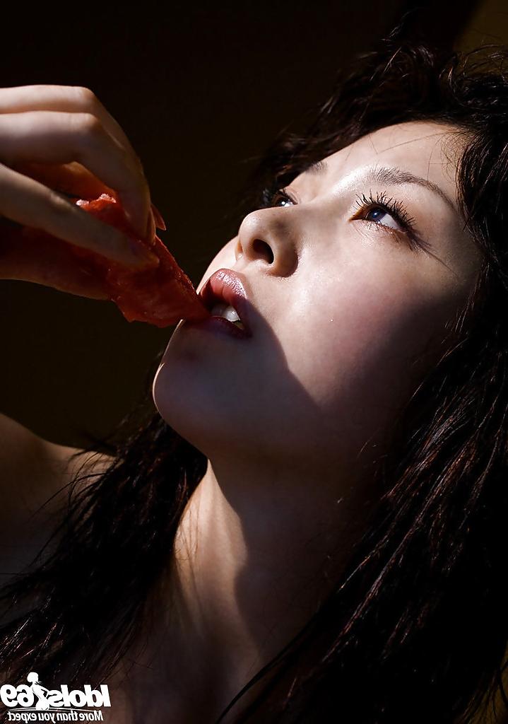 15P A linda asiática Saki Koto exibindo suas tentadoras curvas nuas