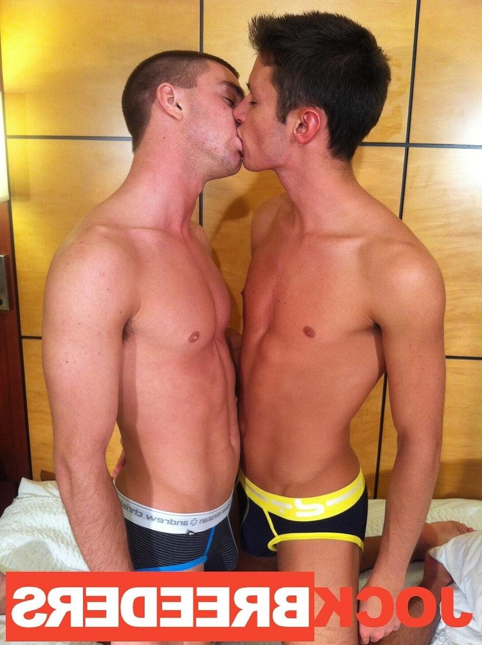 15P As morenas gays magras Tyler Stone e Damon Archer batem forte na cama