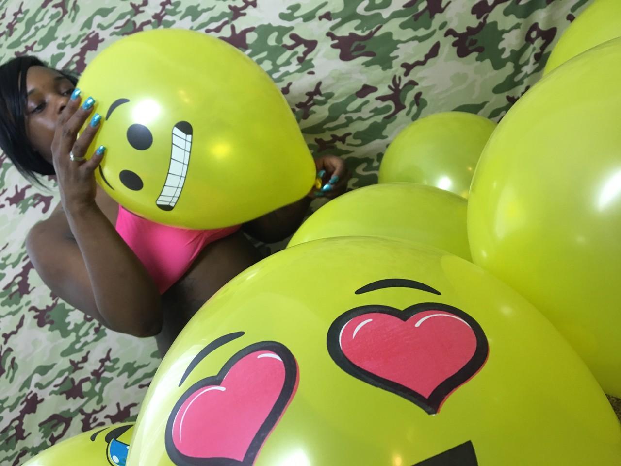 18P La amateur de ébano Kassey Starr se burla de su escote y posa con un globo