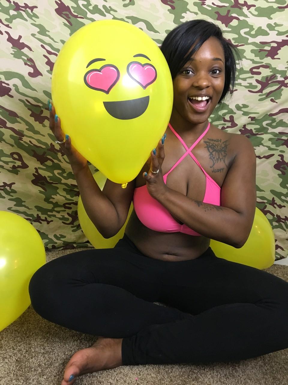 18P La amateur de ébano Kassey Starr se burla de su escote y posa con un globo