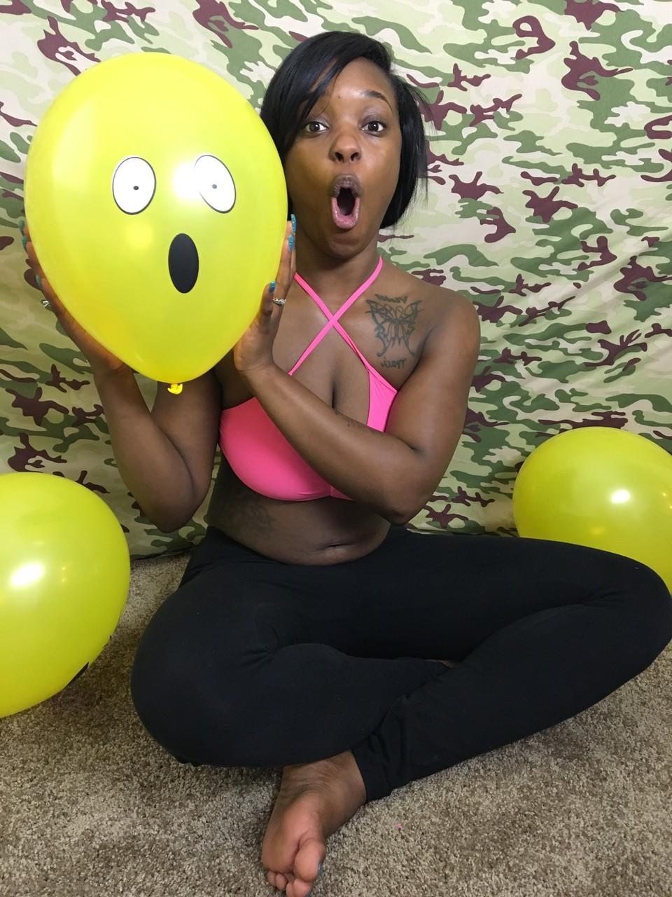 18P La amateur de ébano Kassey Starr se burla de su escote y posa con un globo