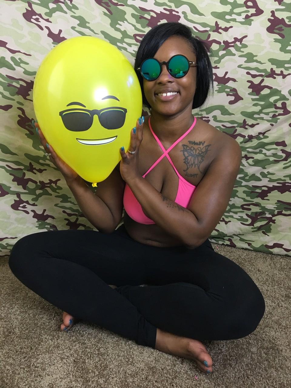 18P La amateur de ébano Kassey Starr se burla de su escote y posa con un globo