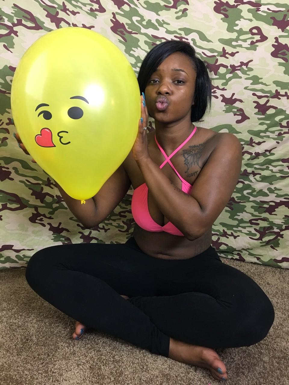 18P La amateur de ébano Kassey Starr se burla de su escote y posa con un globo