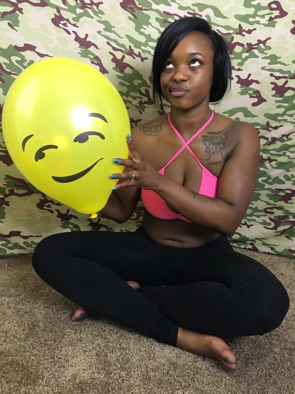 18P La amateur de ébano Kassey Starr se burla de su escote y posa con un globo