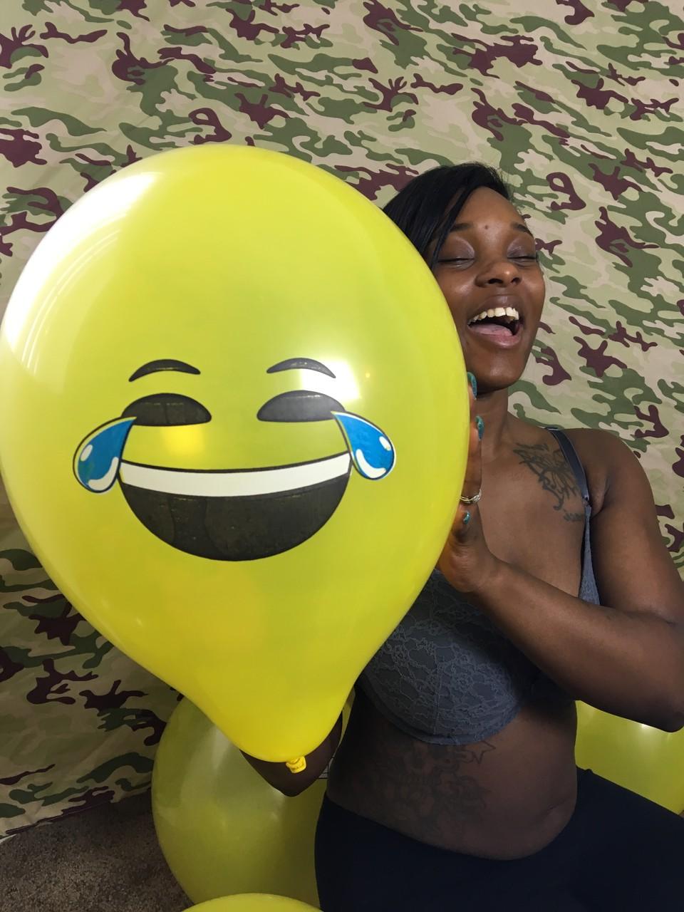 18P La amateur de ébano Kassey Starr se burla de su escote y posa con un globo