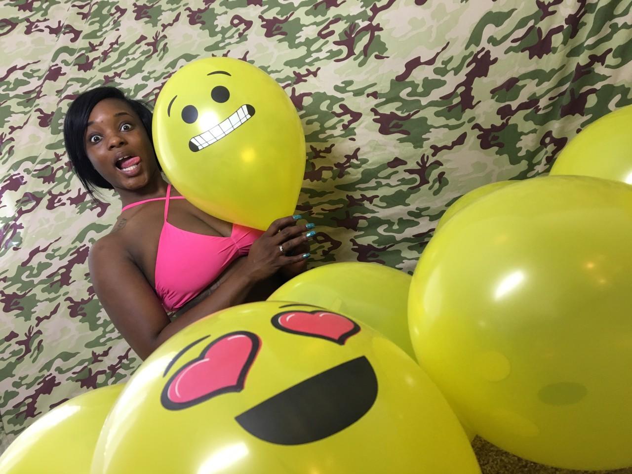 18P La amateur de ébano Kassey Starr se burla de su escote y posa con un globo