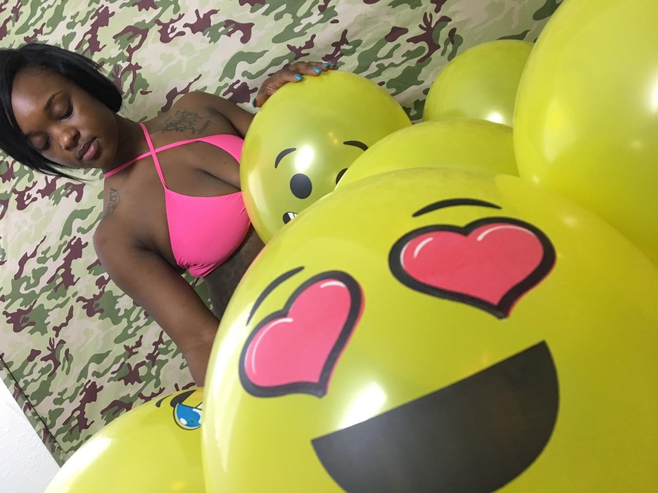 18P La amateur de ébano Kassey Starr se burla de su escote y posa con un globo
