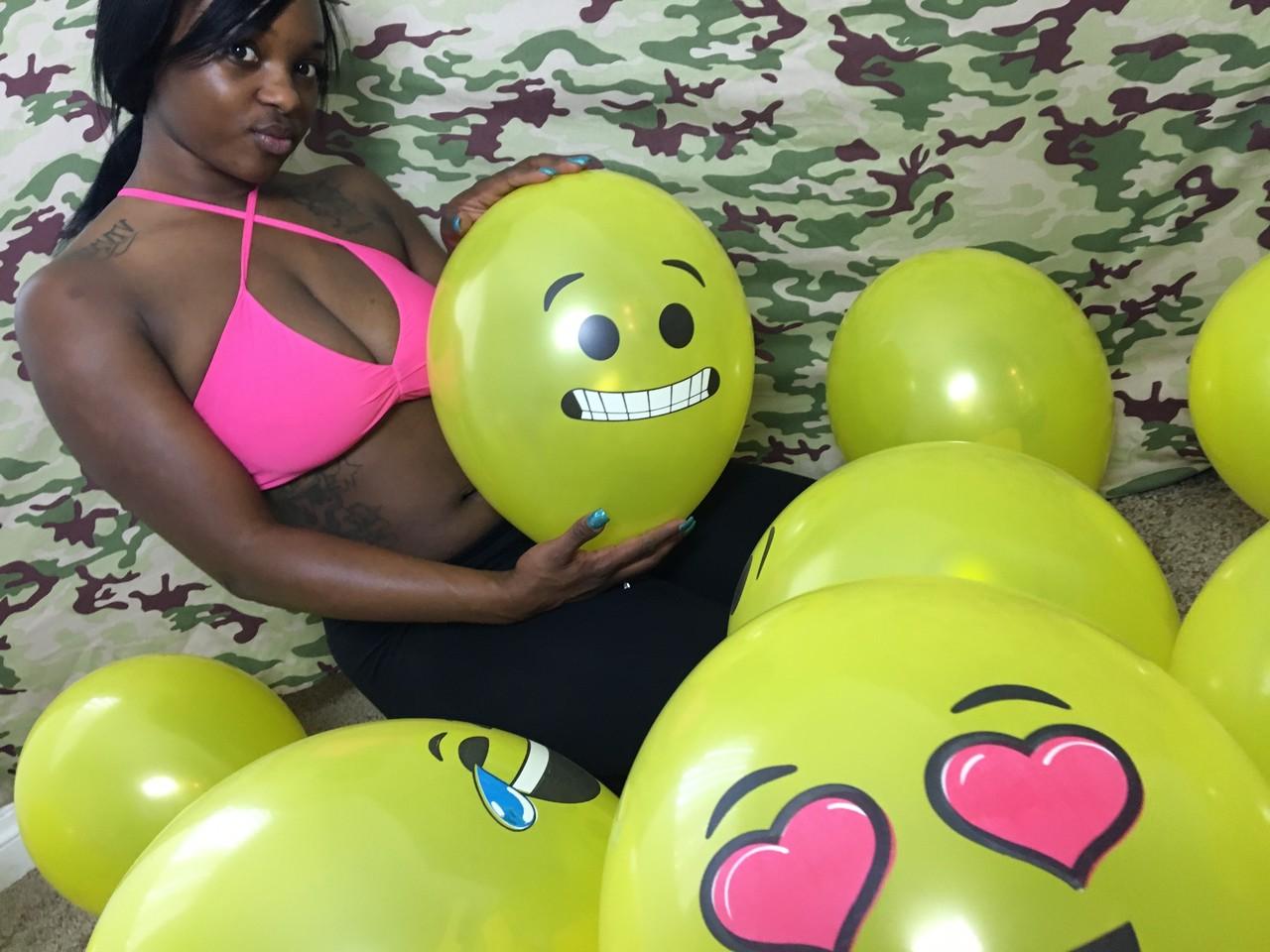 18P La amateur de ébano Kassey Starr se burla de su escote y posa con un globo