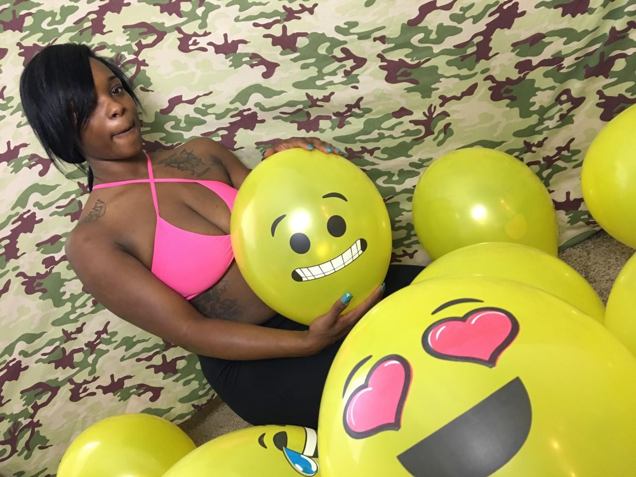 18P La amateur de ébano Kassey Starr se burla de su escote y posa con un globo