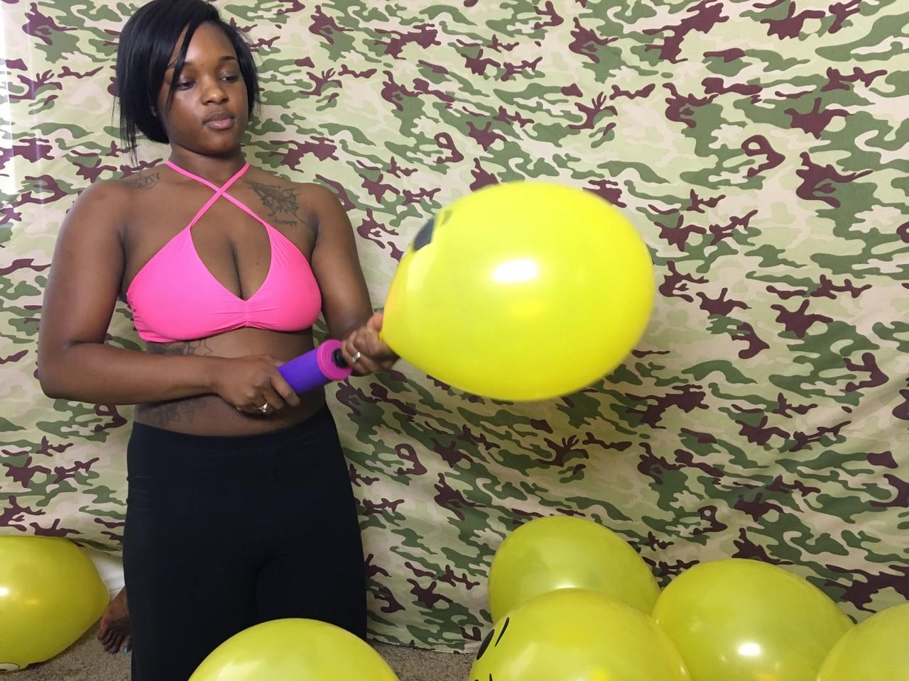 18P La amateur de ébano Kassey Starr se burla de su escote y posa con un globo