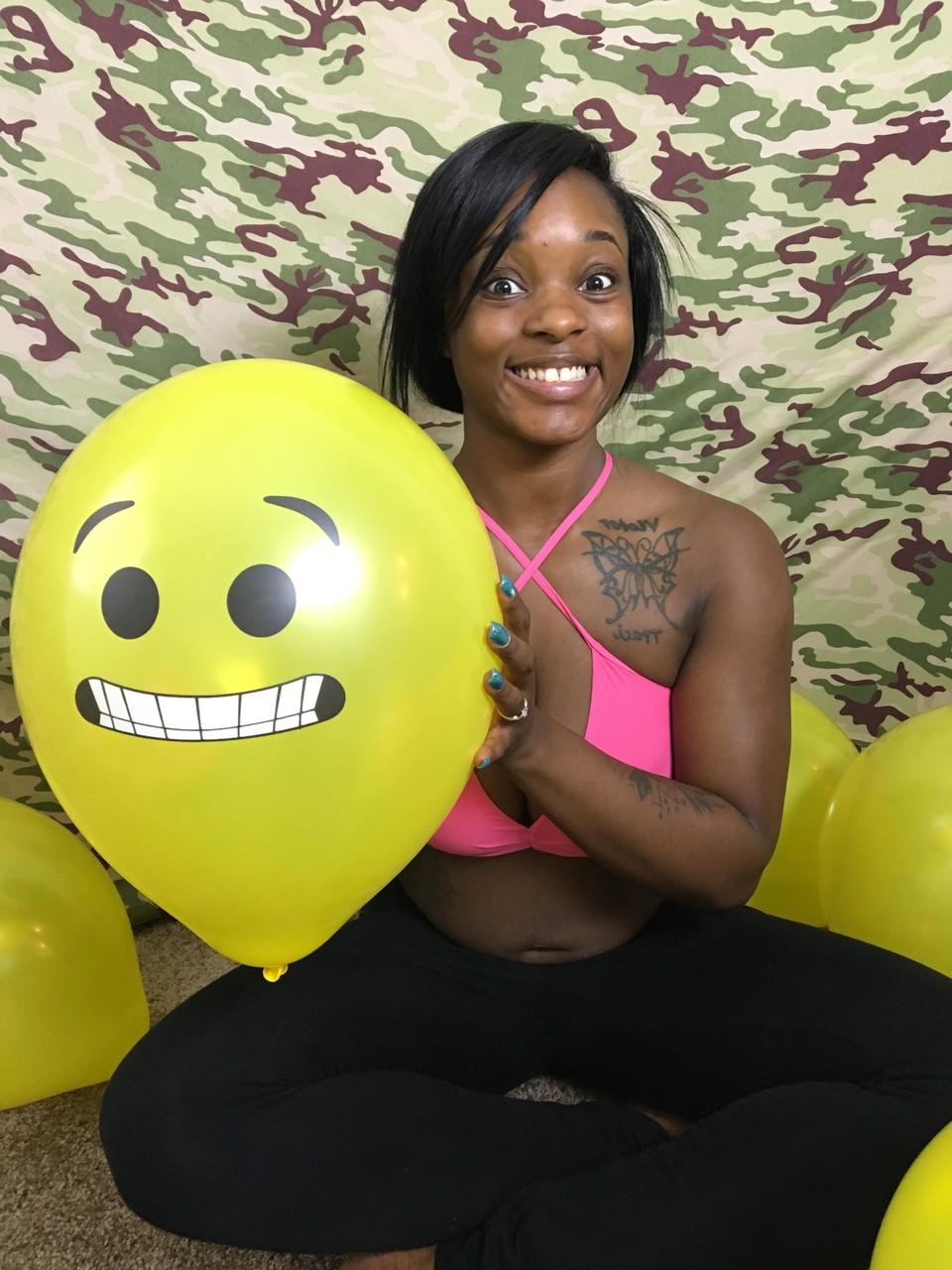18P La amateur de ébano Kassey Starr se burla de su escote y posa con un globo