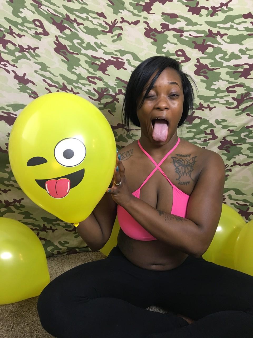 18P La amateur de ébano Kassey Starr se burla de su escote y posa con un globo