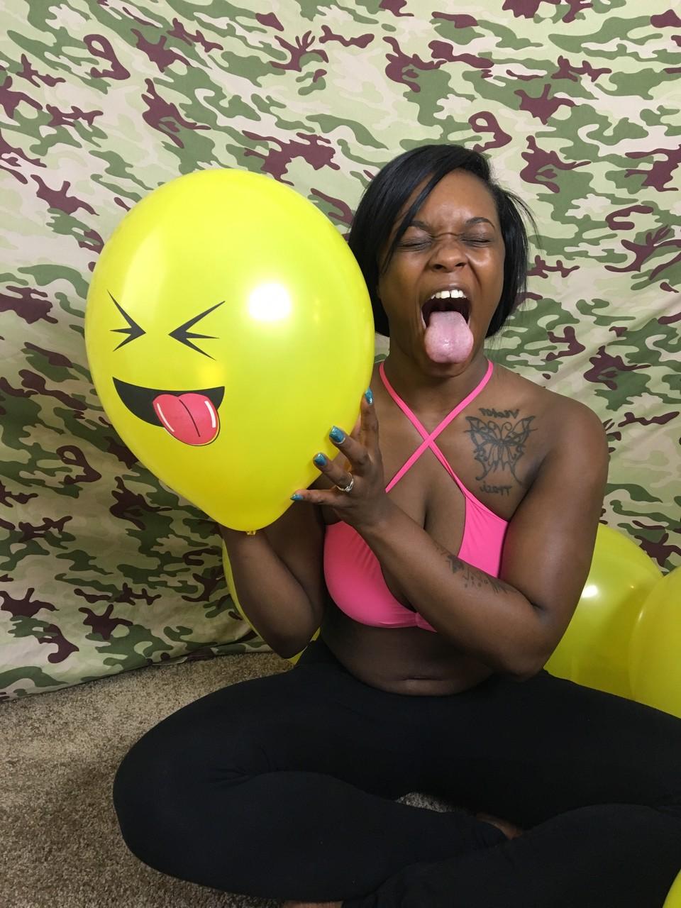 18P La amateur de ébano Kassey Starr se burla de su escote y posa con un globo