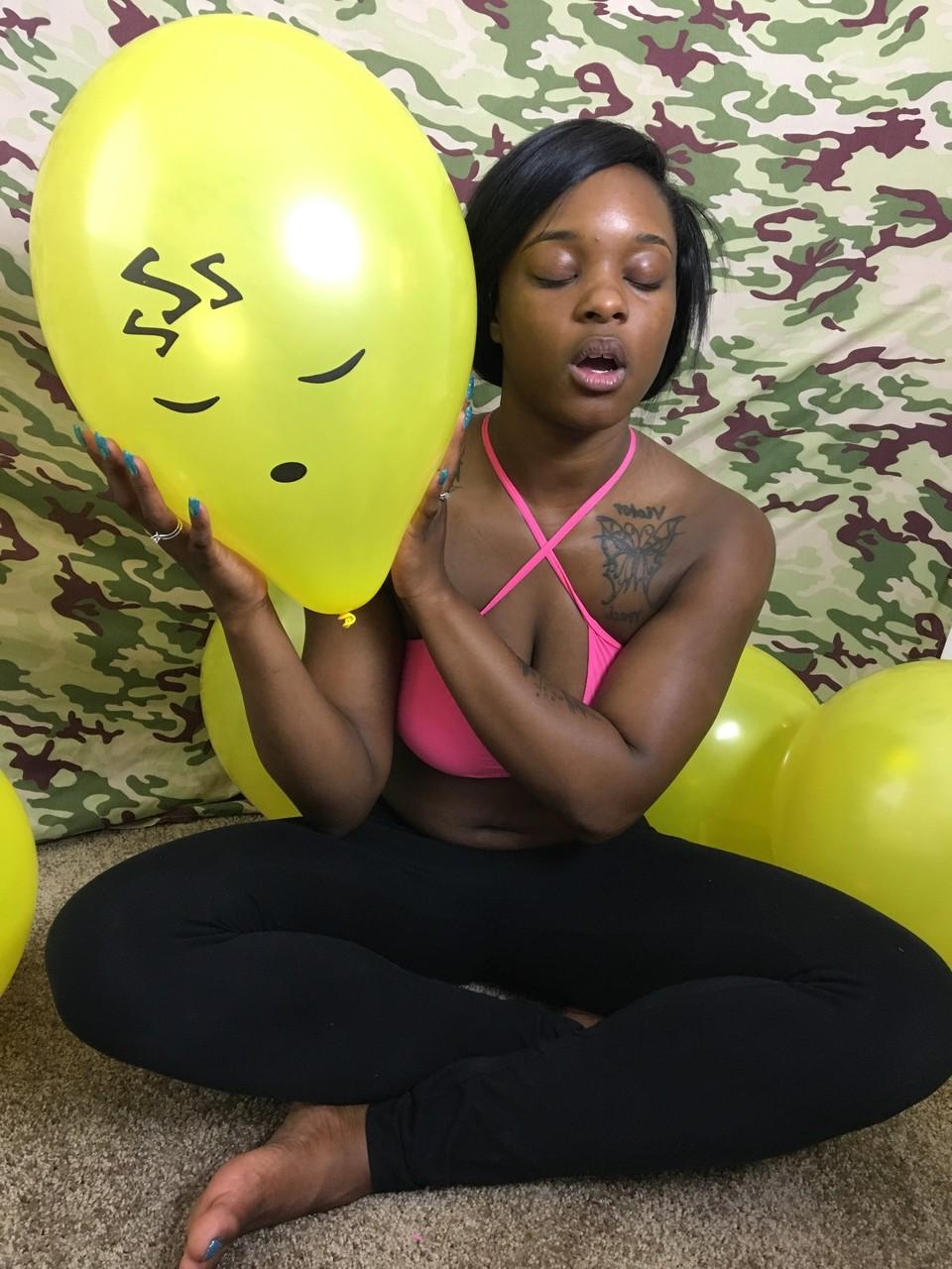 18P La amateur de ébano Kassey Starr se burla de su escote y posa con un globo