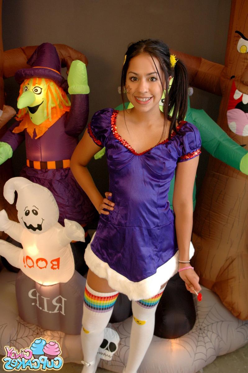 12P A adorável adolescente Cindy Cupcakes se despe com meias compridas no Halloween