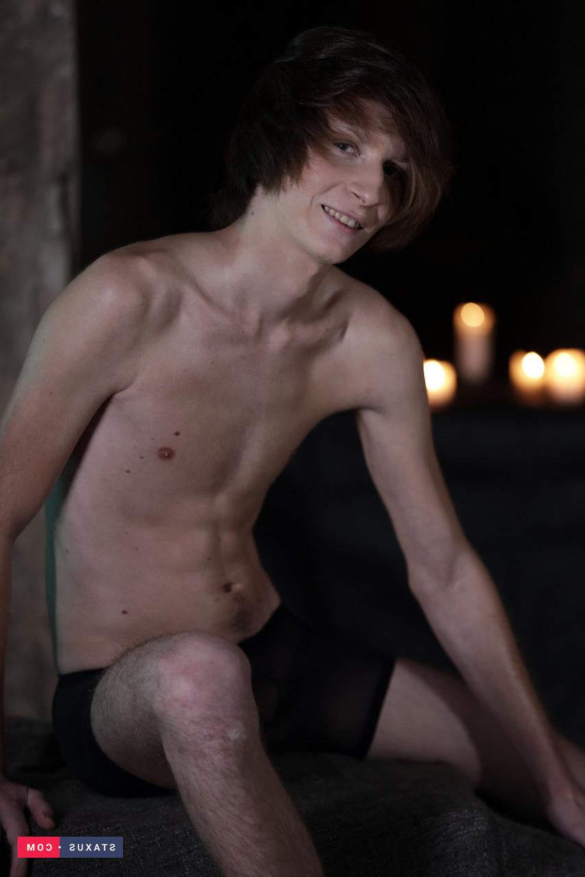 20P O gay musculoso Shane Barret gosta de sexo anal selvagem com o jovem Richie Hajek