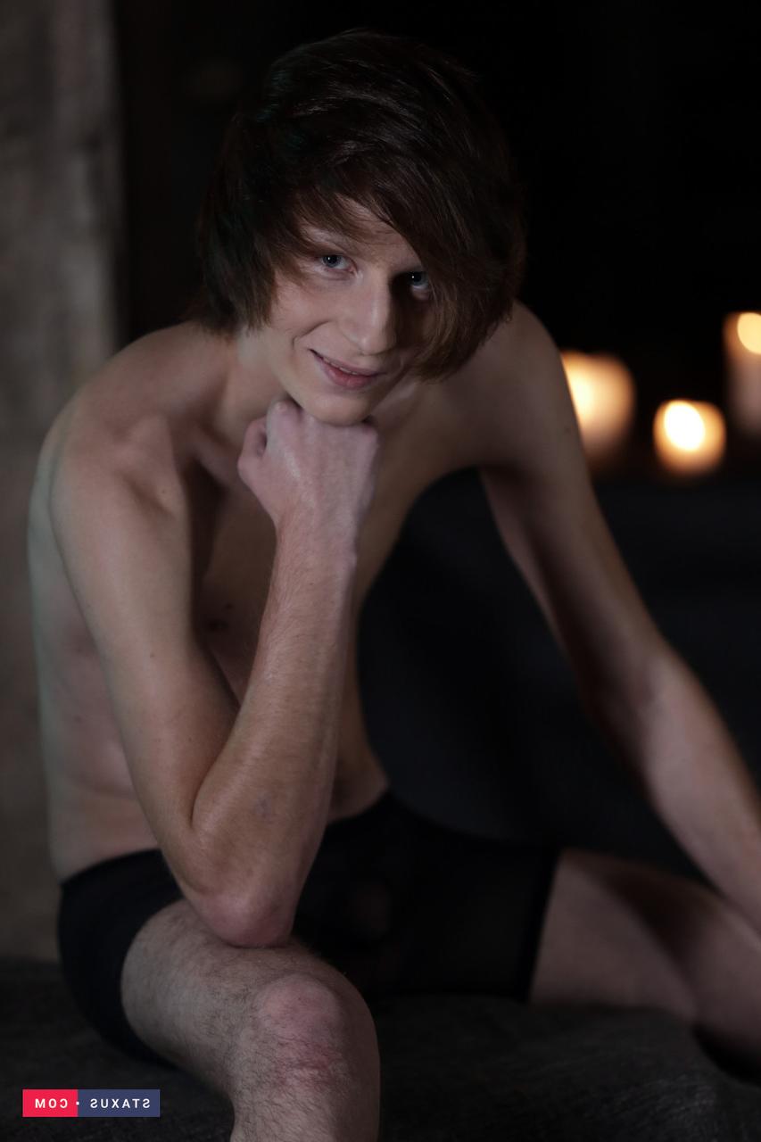 20P O gay musculoso Shane Barret gosta de sexo anal selvagem com o jovem Richie Hajek