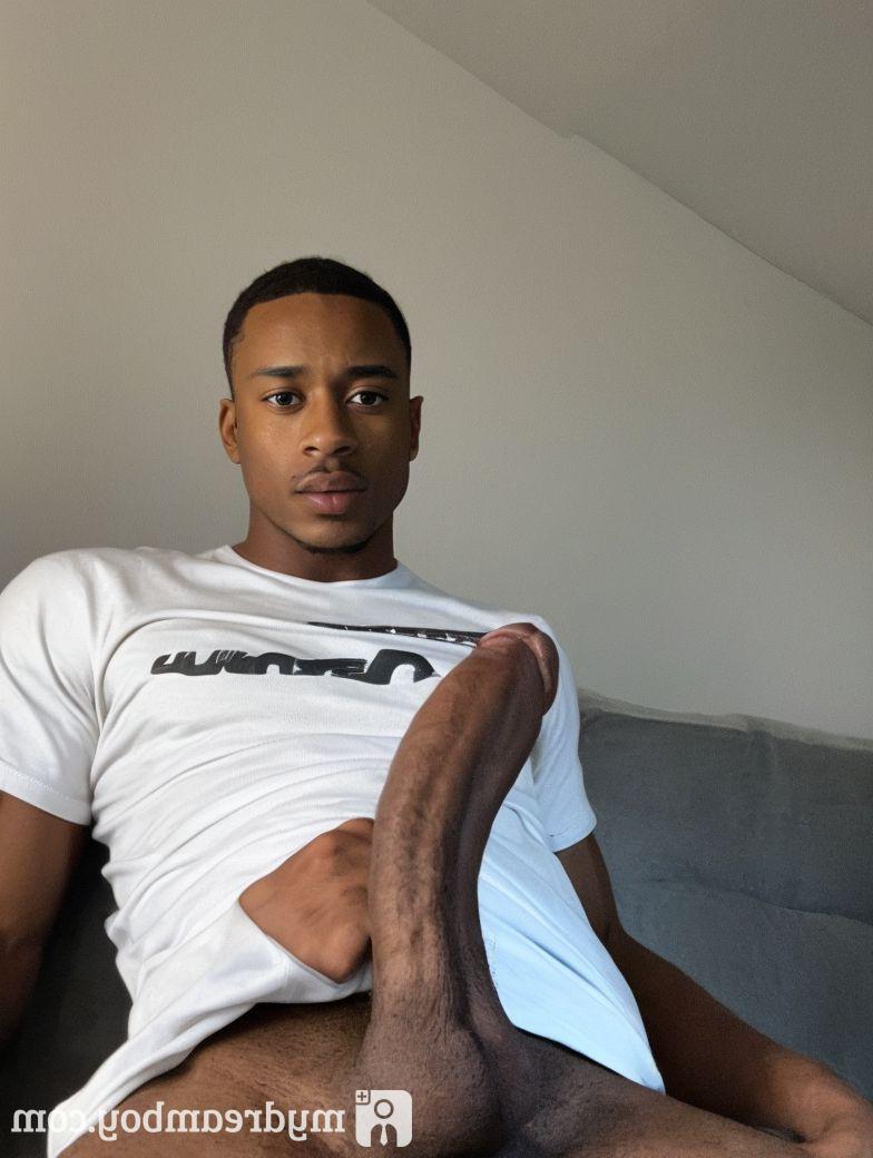 15P IA negra gostosa gerou poses gays nuas e brinca com seu pau enorme