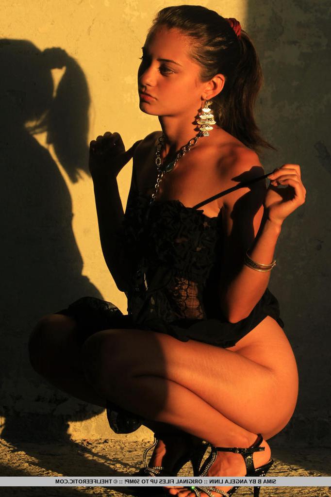 16P La sexy joven Sima B abre su apretado coño contra una pared de hormigón con los dedos