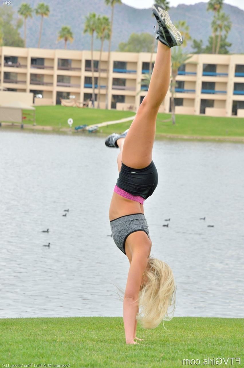 20P La petite blonde Kaylie enlève son short de fitness et fait le poirier nue.