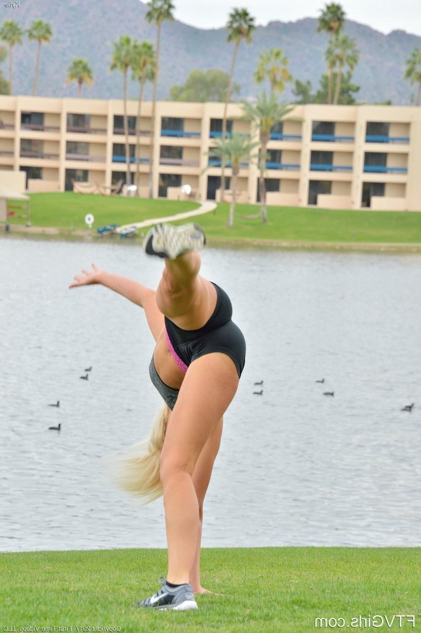 20P La petite blonde Kaylie enlève son short de fitness et fait le poirier nue.