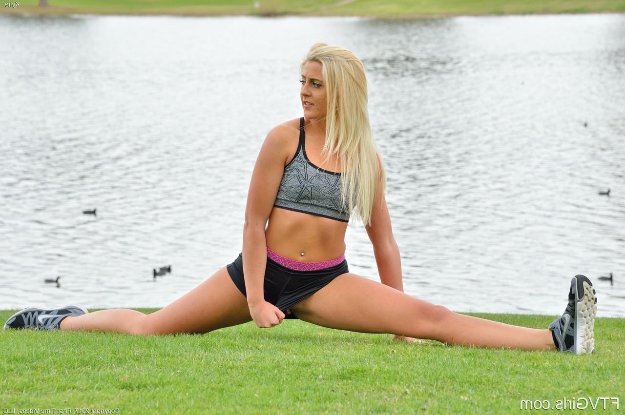 20P La petite blonde Kaylie enlève son short de fitness et fait le poirier nue.