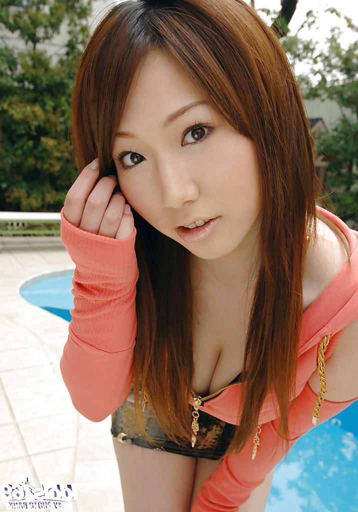 12P Hübsches asiatisches Babe mit großen Titten Ai Sayama schlüpft aus ihren Kleidern