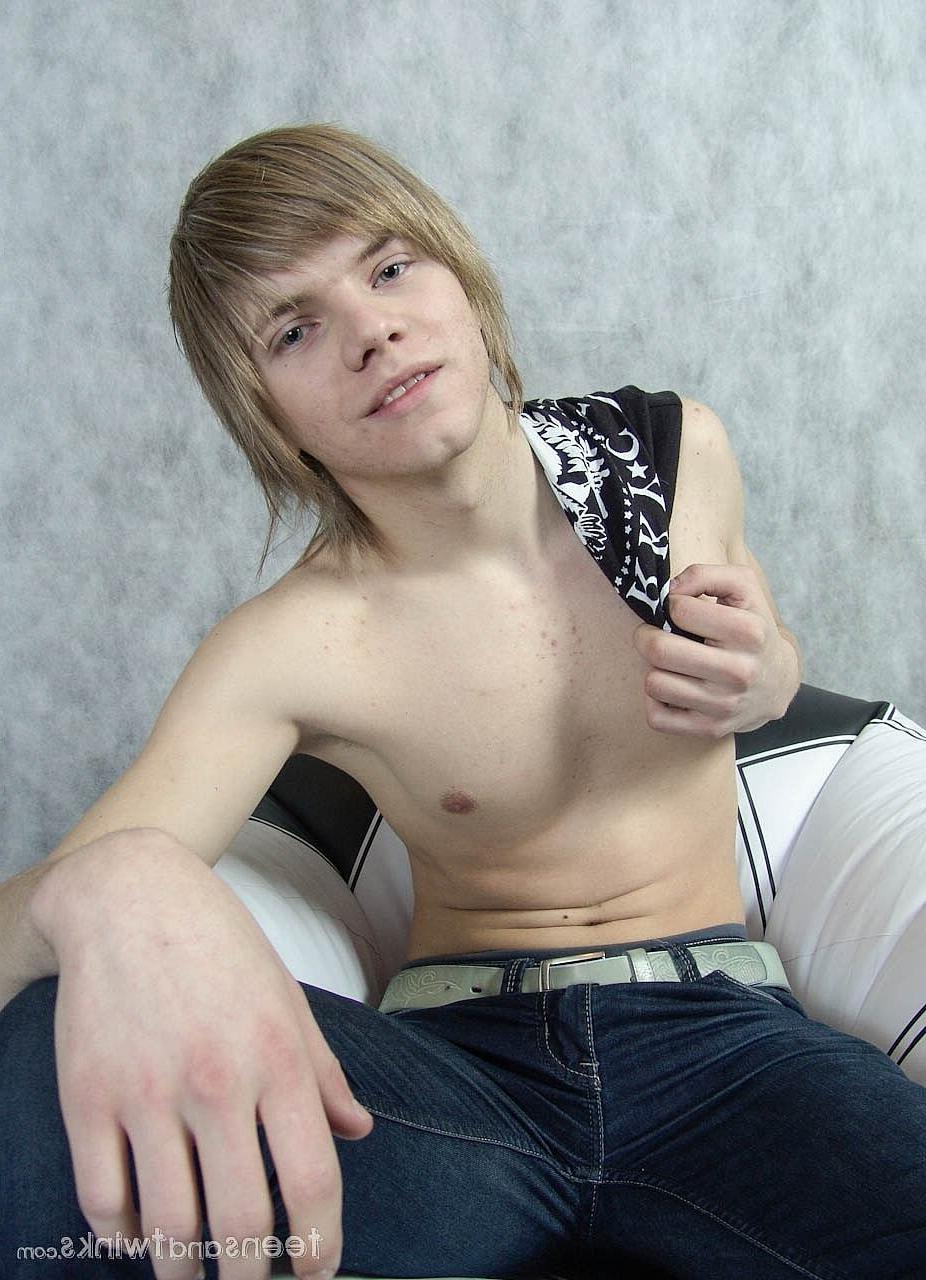 20P O lindo garoto gay loiro Raos fica nu, agarra seu pau gordo e o massageia
