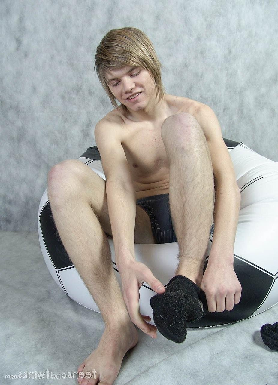 20P O lindo garoto gay loiro Raos fica nu, agarra seu pau gordo e o massageia