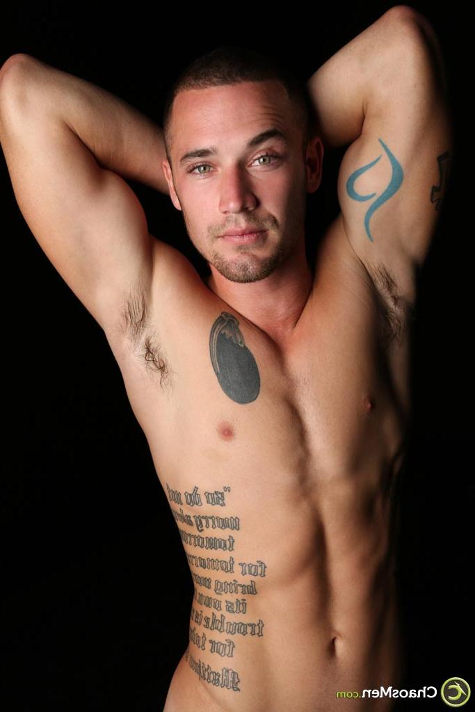 20P O gostoso gay Áries mostra seu pau grande e suas bolas sugáveis