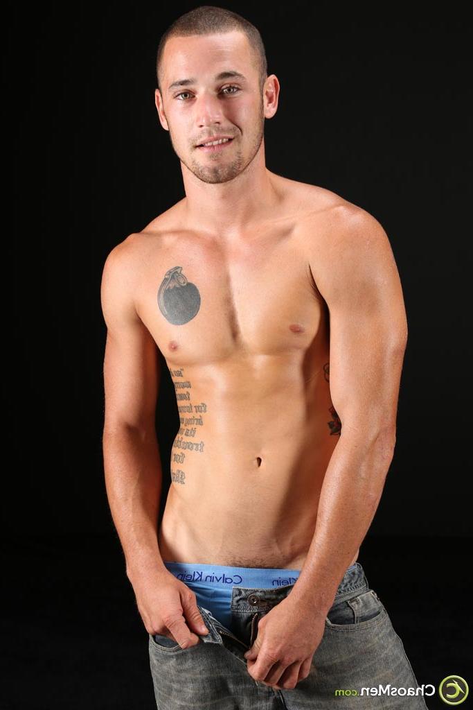 20P O gostoso gay Áries mostra seu pau grande e suas bolas sugáveis