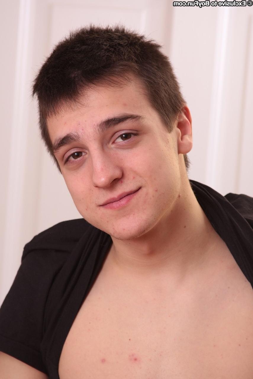 20P A morena gay Paulie fica nua e masturba seu pau sem cortes em um solo