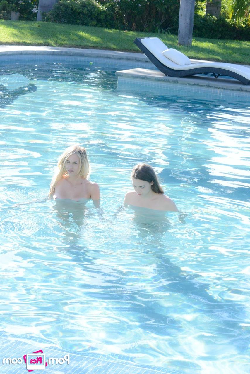 20P Lésbicas adolescentes Blake e Tali se beijando, se tocando e lambendo na piscina