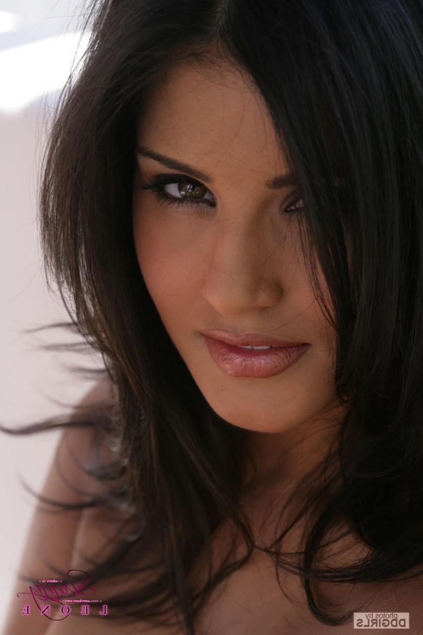 20P A estrela pornográfica de tirar o fôlego Sunny Leone tira a roupa e posa enquanto bebe uma cerveja ao ar livre