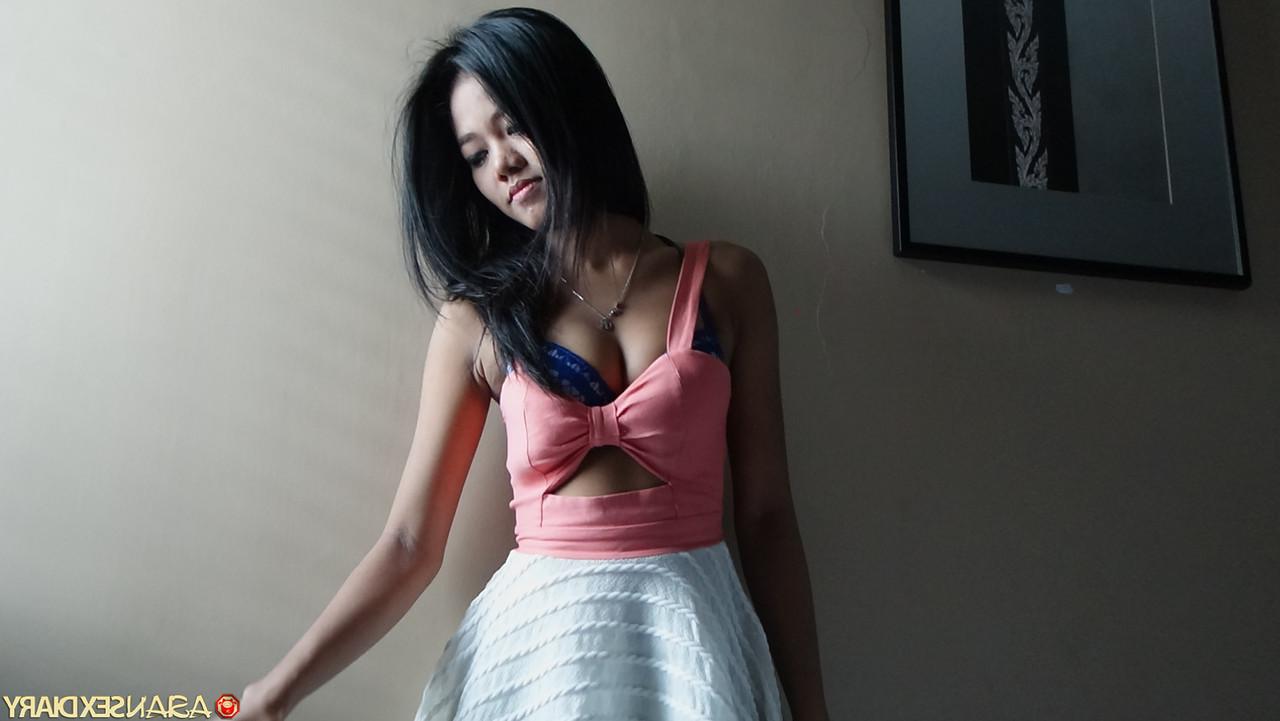 20P かなり小柄なアジア人美女 Jubjang が吊るされた男とのハメ撮り後背位セックスを楽しむ