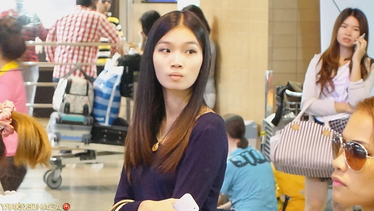 20P かなり小柄なアジア人美女 Jubjang が吊るされた男とのハメ撮り後背位セックスを楽しむ