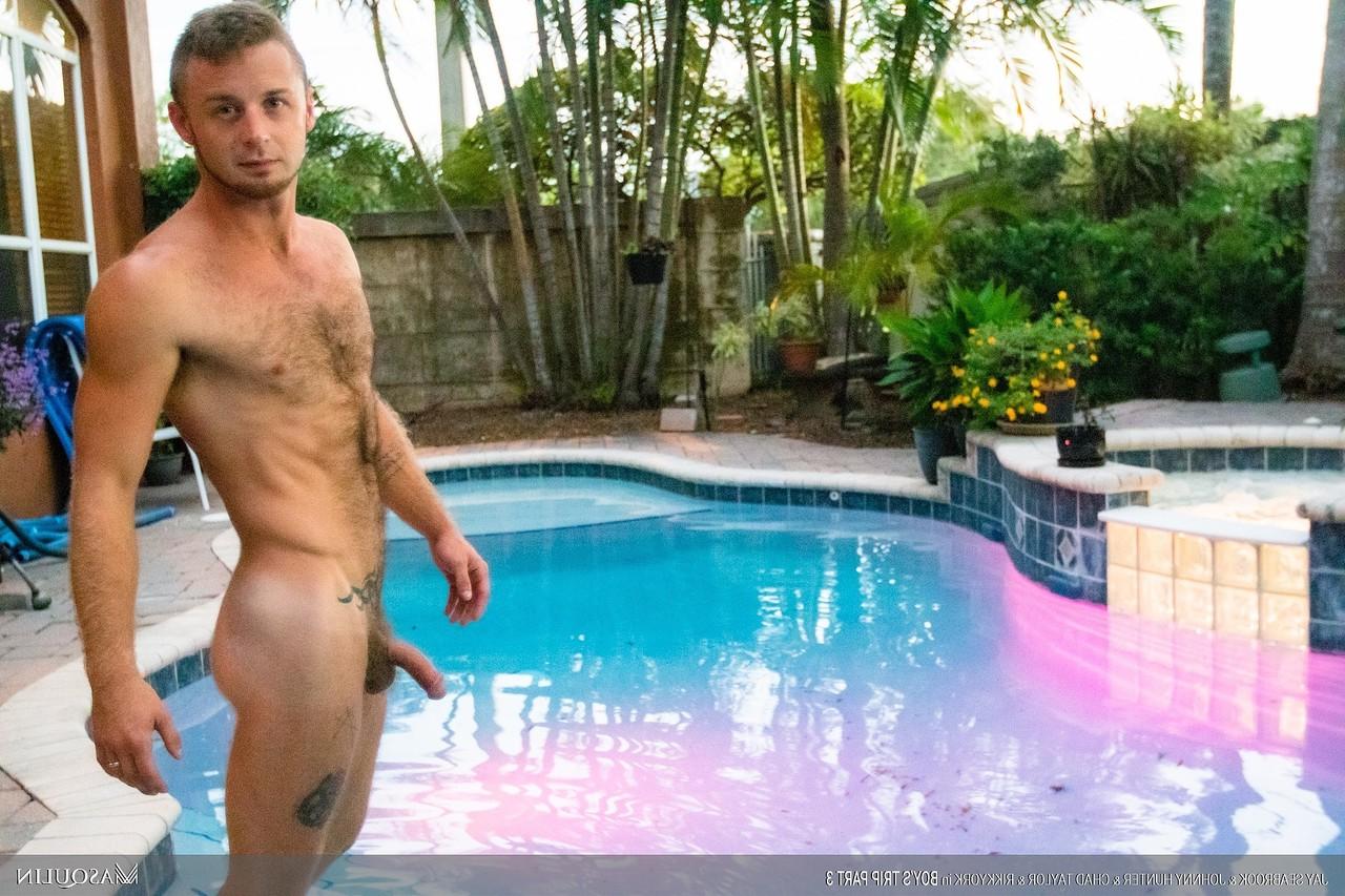 20P Des hommes gays se donnent la tête et ont des relations sexuelles anales hardcore dans une orgie sauvage