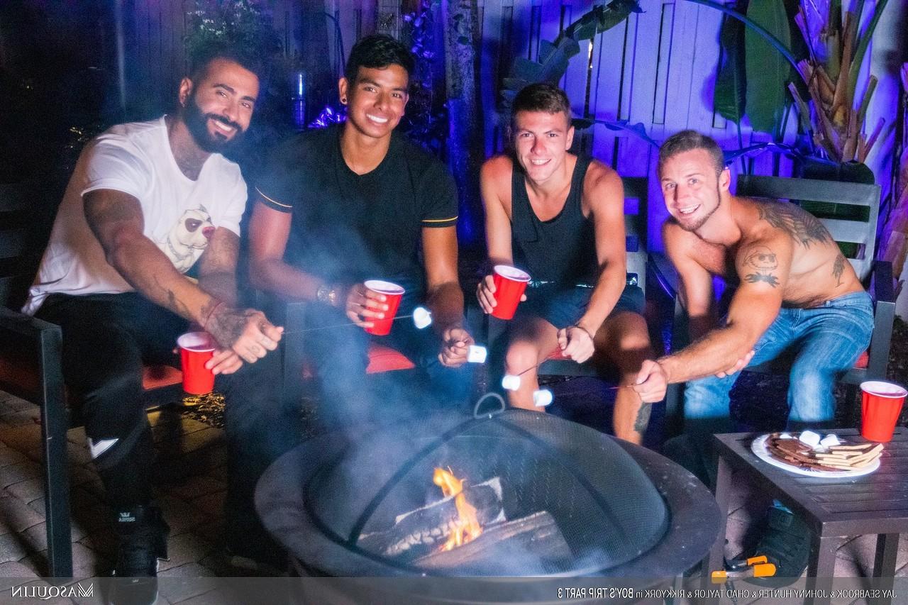 20P Des hommes gays se donnent la tête et ont des relations sexuelles anales hardcore dans une orgie sauvage