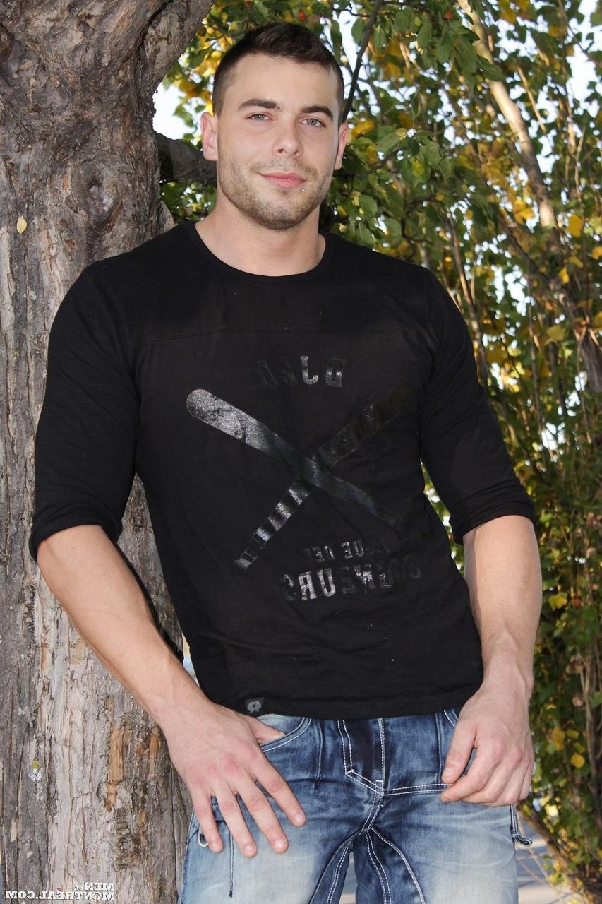15P El semental canadiense Mike Aucoin revela su cuerpo caliente y se masturba en un solo gay