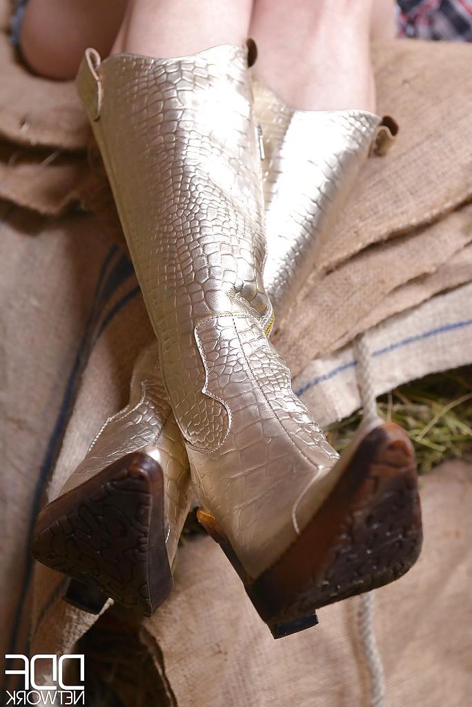 16P Lesbianas de piernas largas se quitan las botas de vaquera para estimular sus coños calvos con los pies descalzos