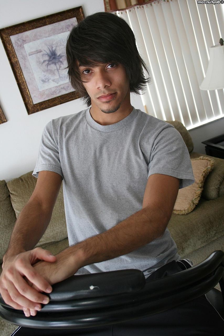 20P El adorable chico gay caucásico Remy LeBeau revela su cuerpo delgado y su polla cortada