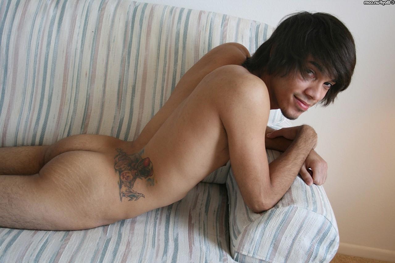 20P El adorable chico gay caucásico Remy LeBeau revela su cuerpo delgado y su polla cortada