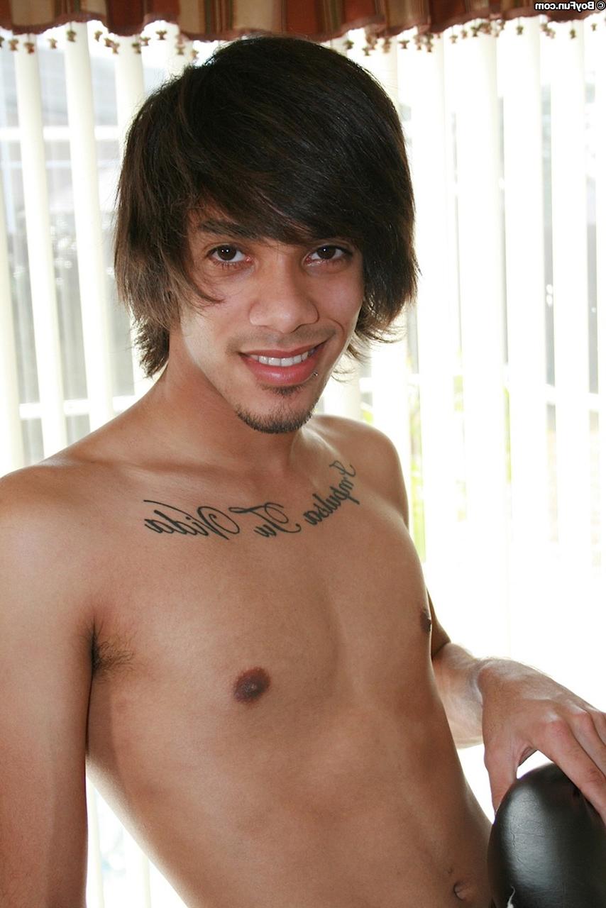 20P El adorable chico gay caucásico Remy LeBeau revela su cuerpo delgado y su polla cortada