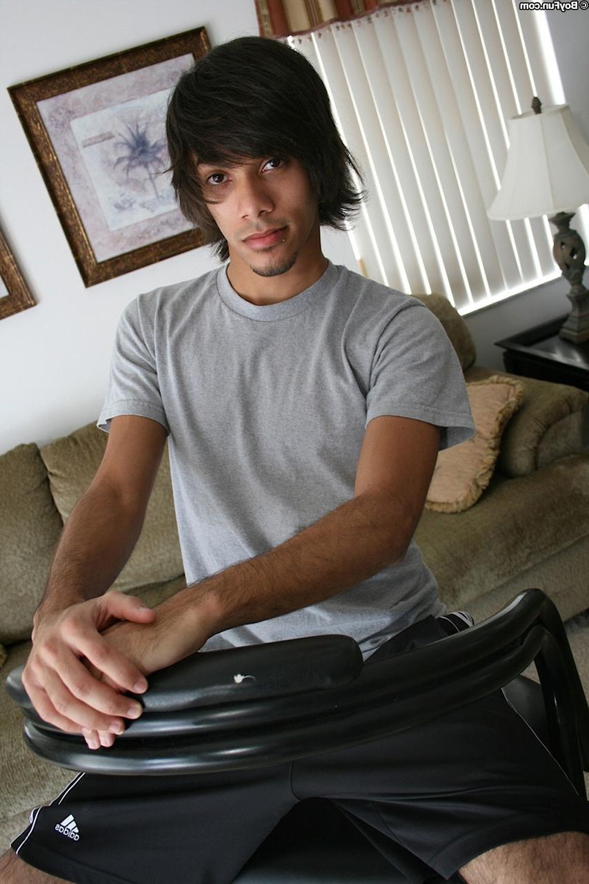 20P El adorable chico gay caucásico Remy LeBeau revela su cuerpo delgado y su polla cortada