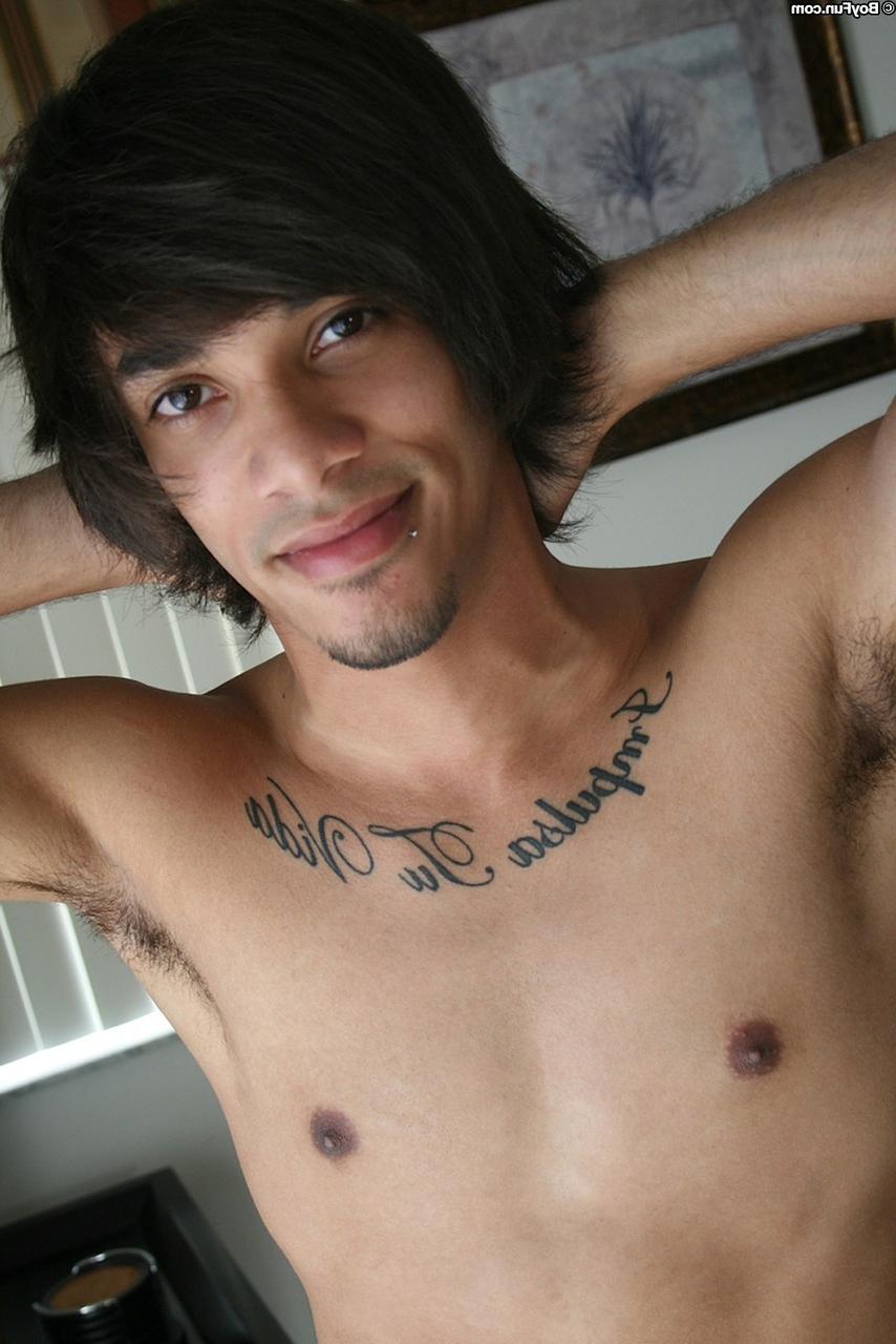 20P El adorable chico gay caucásico Remy LeBeau revela su cuerpo delgado y su polla cortada