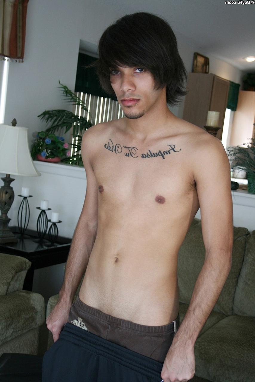 20P El adorable chico gay caucásico Remy LeBeau revela su cuerpo delgado y su polla cortada